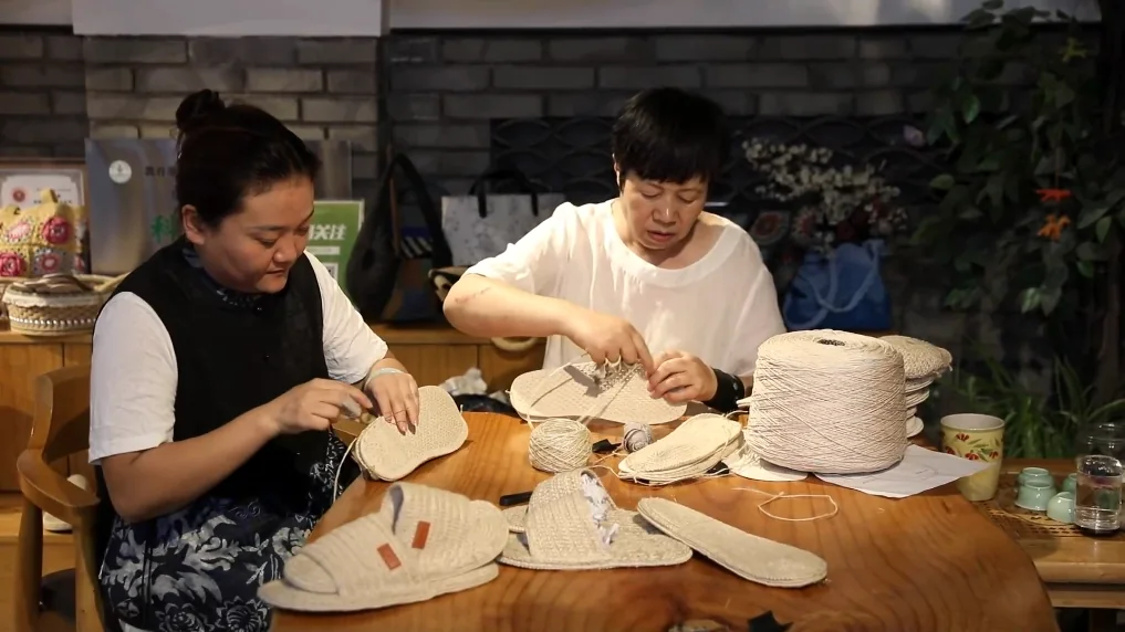 用户提供的当代麻鞋制作场景照片